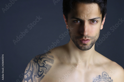 magnifique homme brun posant torse nu 