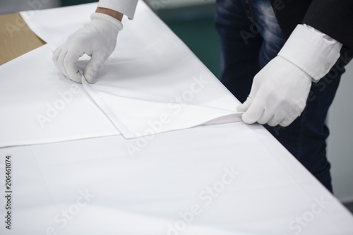 Bild auf Leinwand Waiter folds and folds napkins