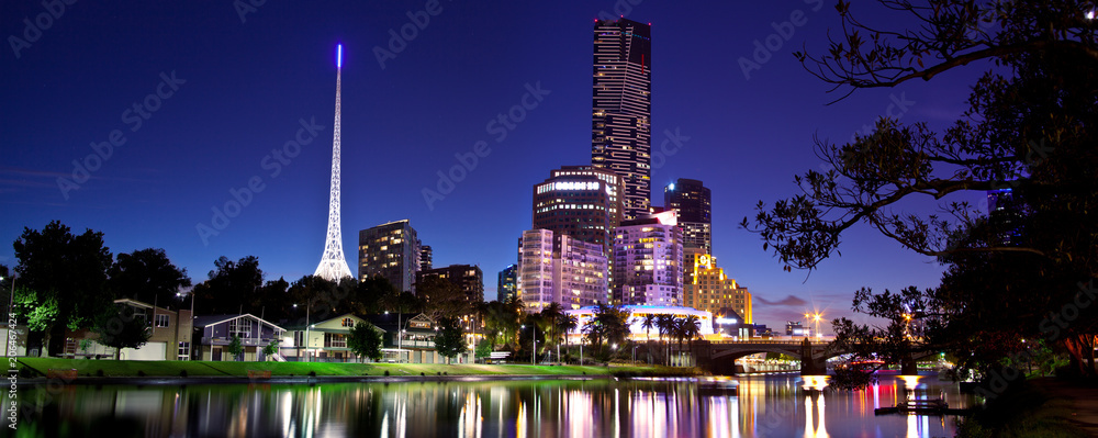 Obraz premium Melbourne skyline and Yarra River at dusk