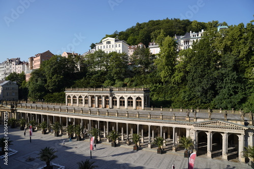 Fotografia Panorama view at the Mill Colonnade (Mlýnská kolonáda) in Carlsbad (Karlovy Vary
