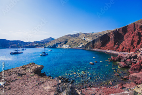 La playa roja en la isla de Sntorini, Grecia