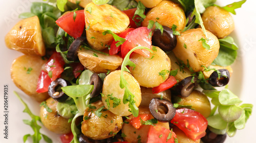 Konstfotografi potato salad with tomato and olive
