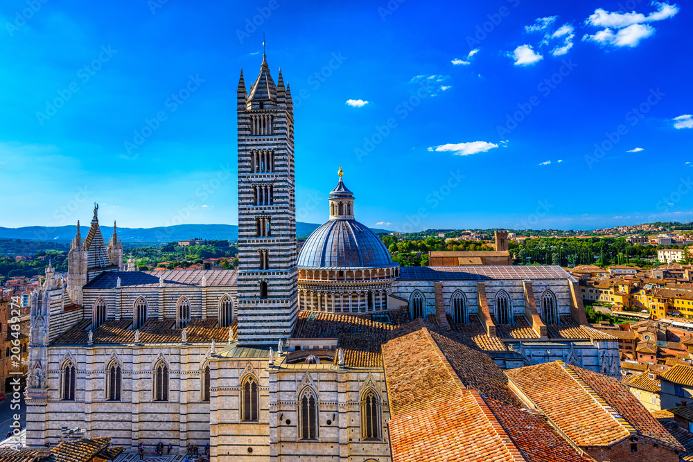 Obraz premium View of Siena Cathedral (Duomo di Siena) and Piazza del Duomo in Siena, Italy.