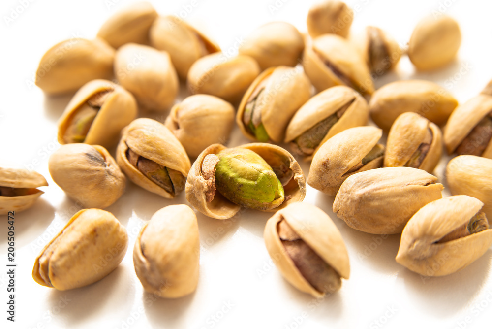 Fototapeta premium Pistacchi su fondo bianco