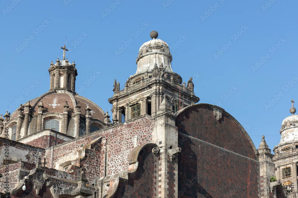 Φωτογραφία Side view of the metropolitan cathedral at Zocalo Square in Mexico City