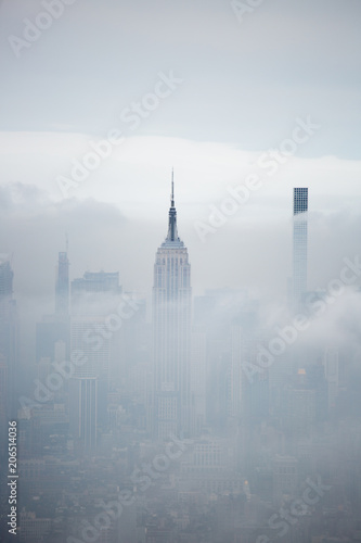 New York, empire state bilding nella nebbia photo