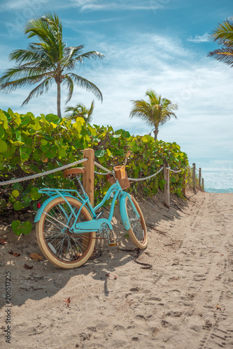 Obraz na płótnie z niebieskim rowerem na plaży