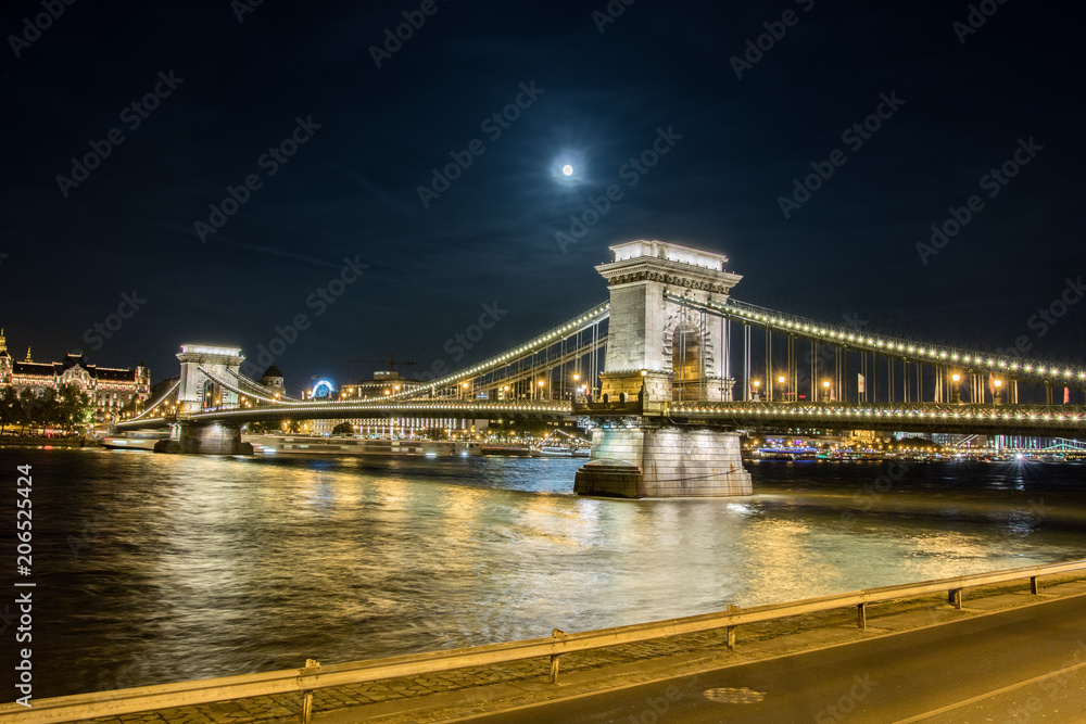 Fototapeta premium Kettenbrücke in Budapest bei Nacht