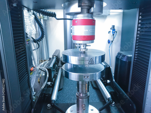 Bild auf Leinwand tensile strength tester machine on laboratory