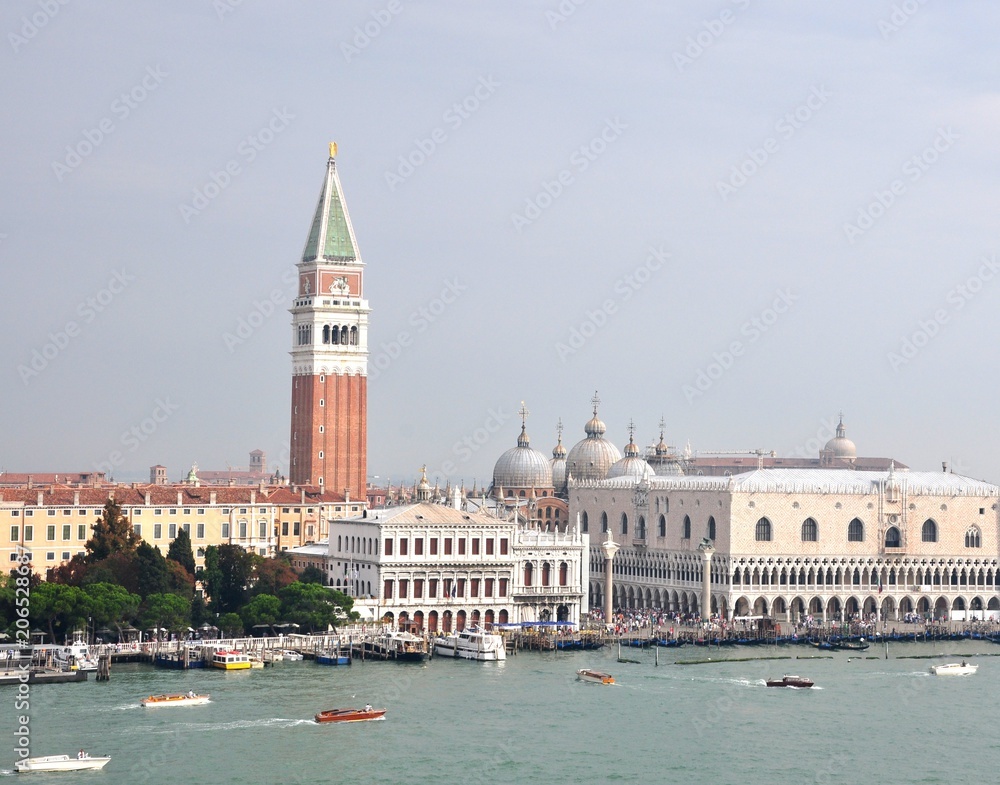 Vista de la plaza de San Marcos, el Campanille y el Gran Canal en Venecia 