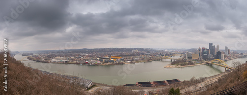 Fototapeta Naklejka Na Ścianę i Meble -  Pittsburgh downtown panorama from Grandview Overlook showing Monongahela River