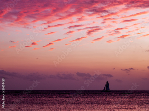 夕暮れの海とヨット