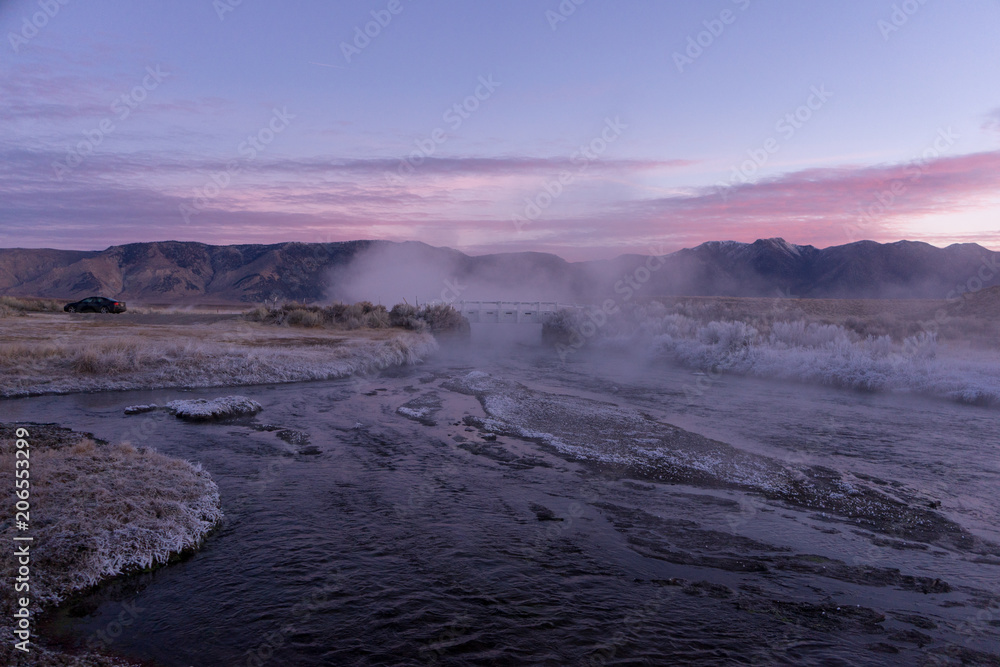 Fototapeta premium Sunrise over the California Sierra near Mammoth Lakes