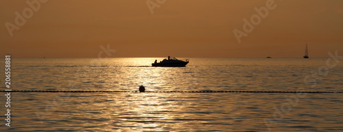 Sonnenuntergang mit einem Boot Panorama photo