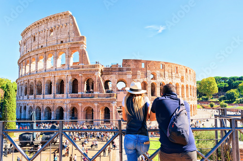 Valokuvatapetti Young couple at Colosseum in Rome