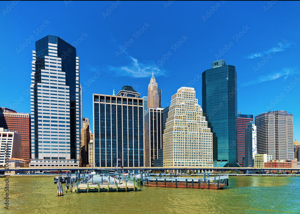 Naklejka premium Manhattan downtown panorama over East River
