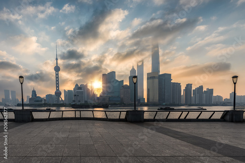 Sonnenaufgang über dem modernen Zentrum von Shanghai, Pudong, China