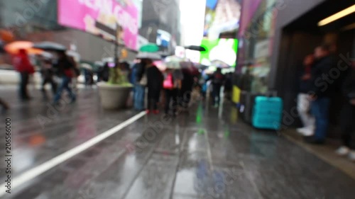 New York slow motion a Time Square sotto la pioggia
