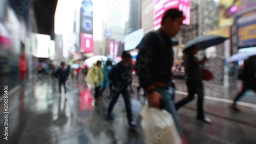 Wallpaper Mural New York slow motion a Time Square sotto la pioggia Torontodigital.ca