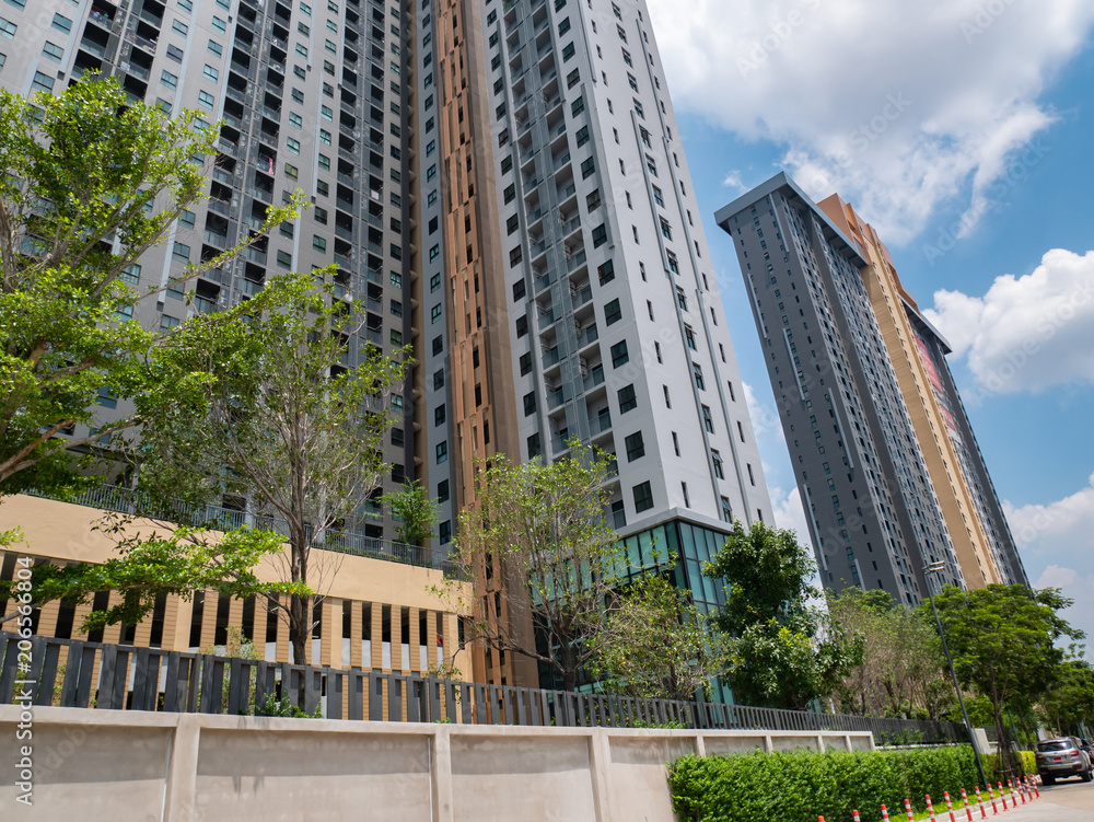 Fototapeta premium condo building and blue sky