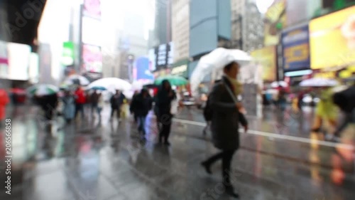 New York slow motion a Time Square sotto la pioggia