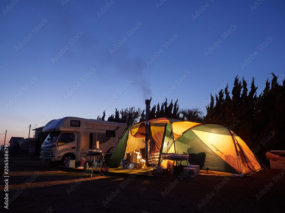 日没後のブルーモーメントに包まれるキャンプのテント