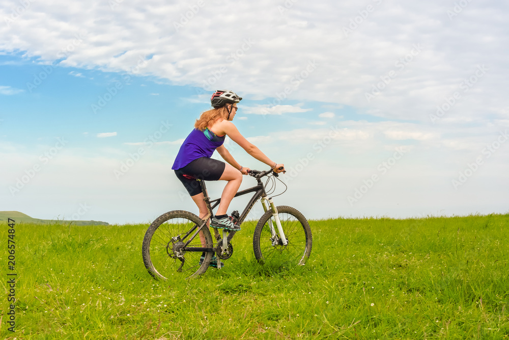 jeune femme athlétique en vtt