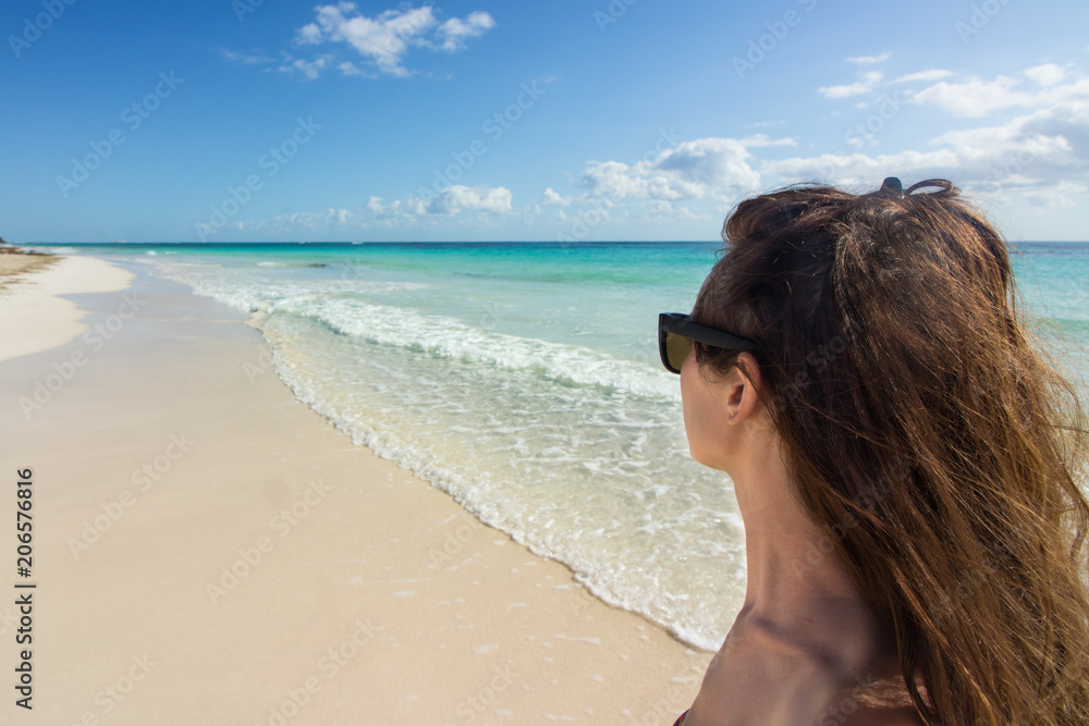 profile girl with sunglasses on the beach