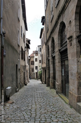 Fototapeta Naklejka Na Ścianę i Meble -  Rue pavée à Limoges.