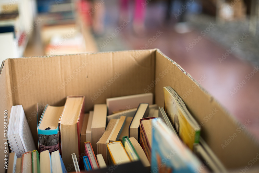 Obraz premium Bücherstapel auf Flohmarkt, Lestestoff für den Sommer, Bücherkiste