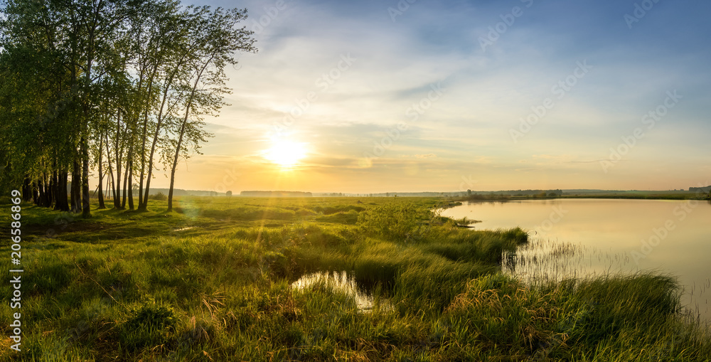 летний вечерний пейзаж на Уральской реке с соснами на берегу, Россия, июнь