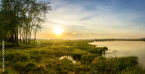 летний вечерний пейзаж на Уральской реке с соснами на берегу, Россия, июнь