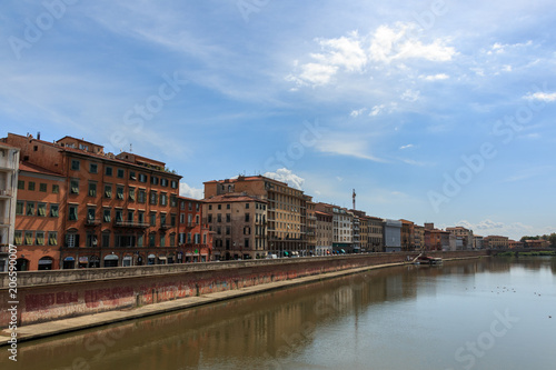 Ausblick von der Br  cke Ponte di Mezzo auf die Lungarnos  die Stra  en  entlang dem Ufer des Flusses Arno durch Pisa  Toskana  Italien