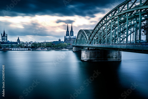 Kölner Brücke in dramatischer Wolkenstimmung