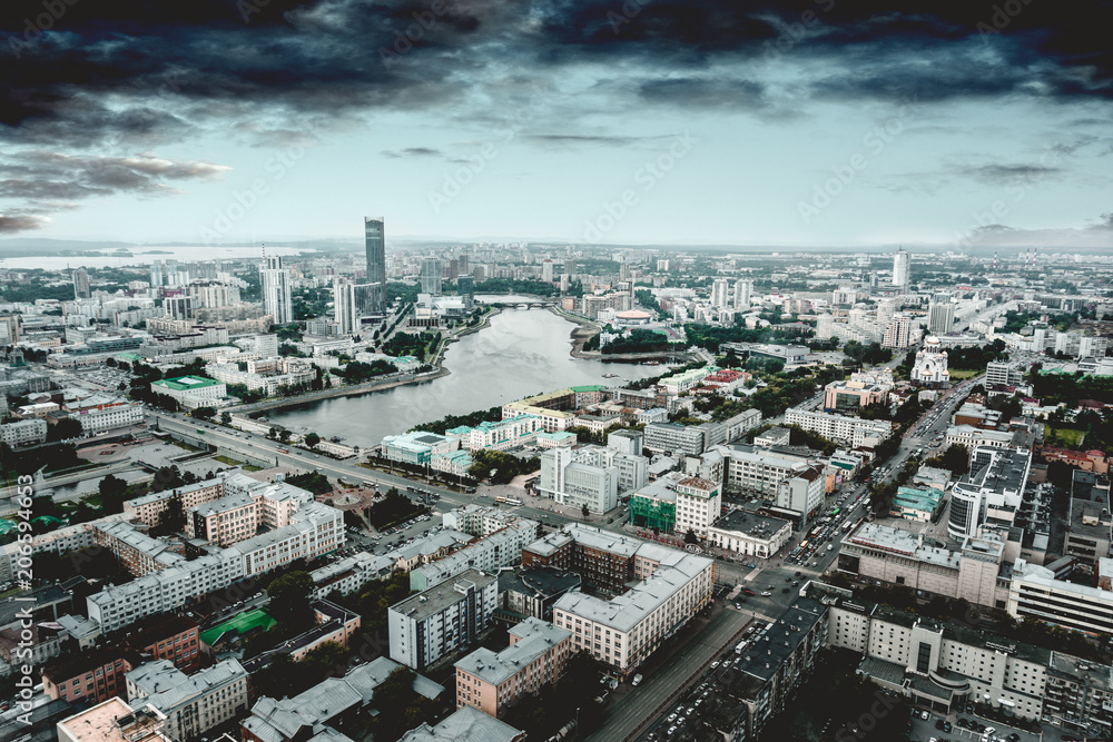 Jekaterinburg von oben mit dramatischem Himmel