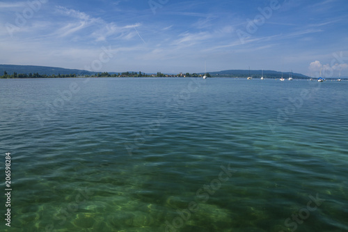 Urlaub Allensbach am sch  nen Bodensee mit blauen Himmel und Weitblick   ber den See