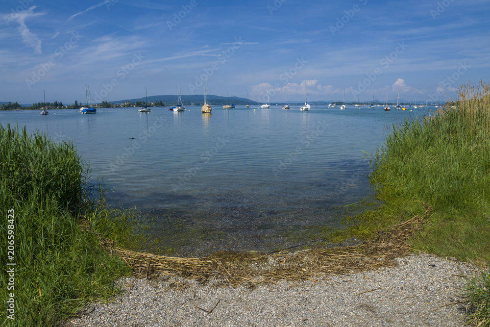 Urlaub Allensbach am schönen Bodensee mit blauen Himmel und Segelbooten