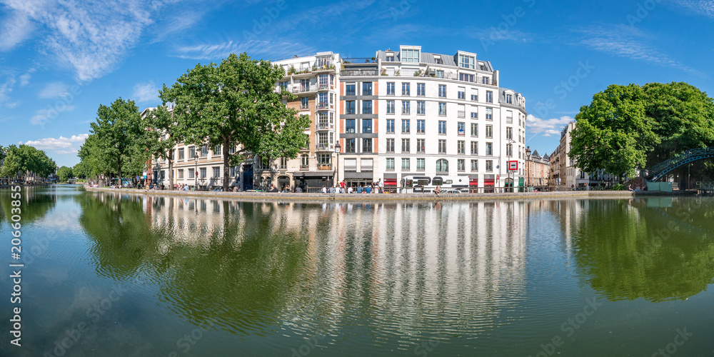 Fototapeta premium Quai de Valmy und Kanal Saint-Martin in Paris, Frankreich