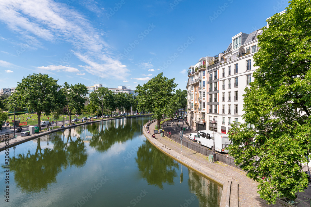Naklejka premium Quai de Valmy und Kanal Saint-Martin in Paris, Frankreich