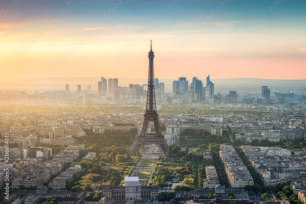 Fototapeta premium Paris skyline z wieży Eiffla i La Defense o zachodzie słońca