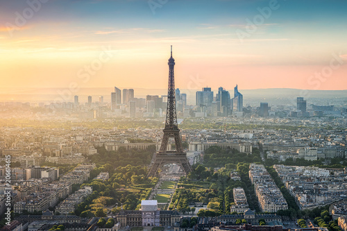 Paris Skyline mit Eiffelturm und La Defense bei Sonnenuntergang © eyetronic