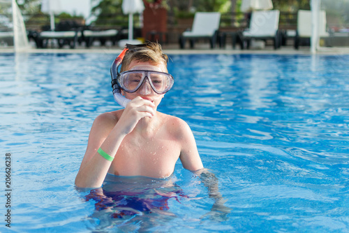 Obraz na plátně Teenager boy wearing mask swimming in the pool