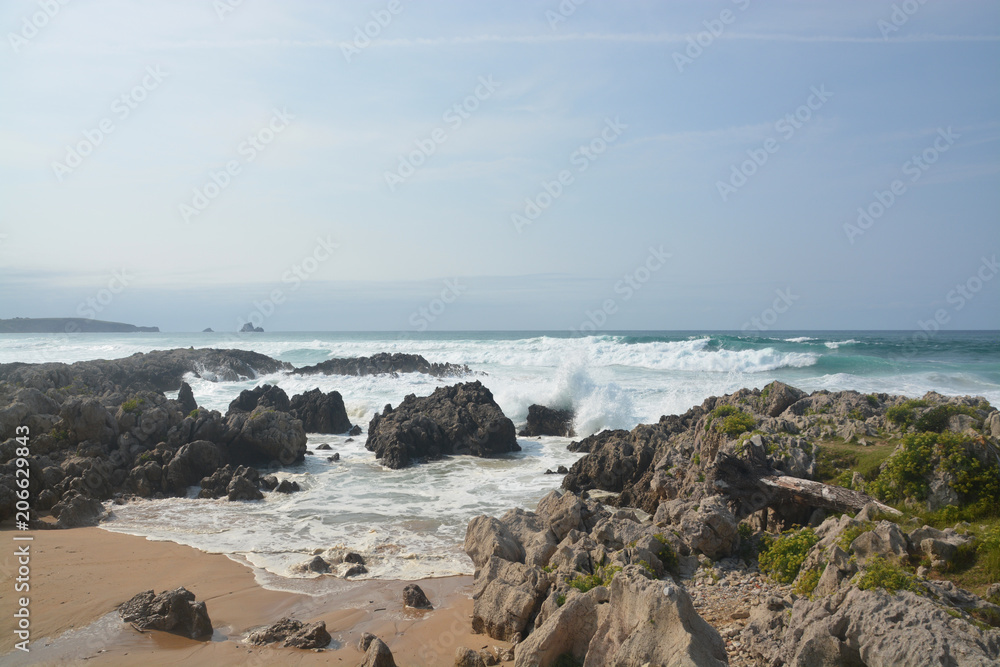 olas chocando contra las rocas olas chocando contra las rocas