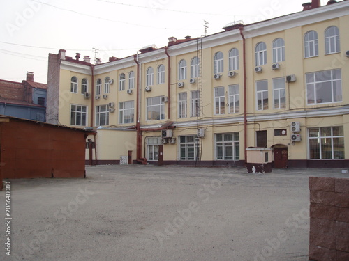 apartment, Architecture, building, building exterior, built structure, City, Clear, sky, day, Facade, house, Nature, no people, outdoors, residential district, Row, House, sky, street, town, Transport