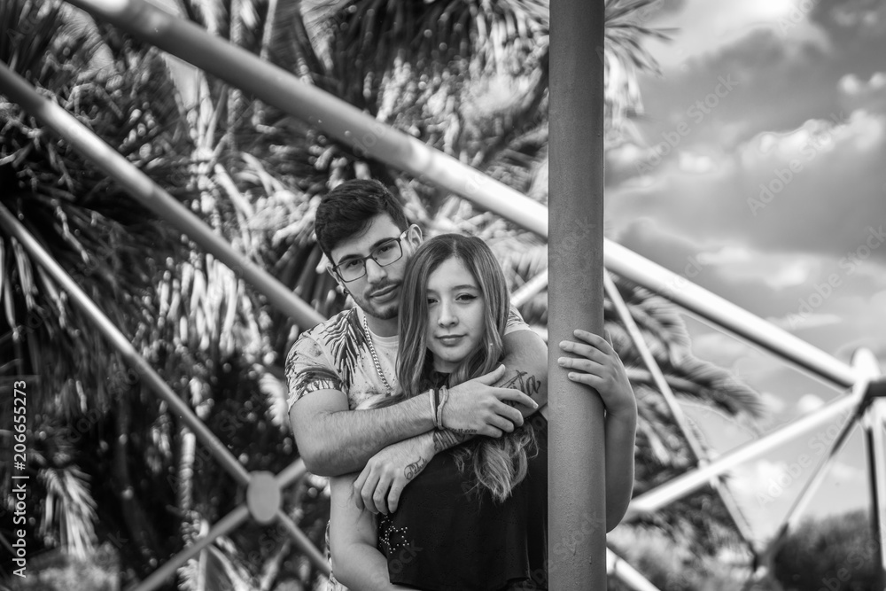 Obraz premium pareja abrazada en puesta de sol