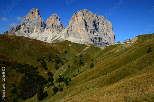 Langkofelgruppe am Sellajoch in den Dolomiten, Suedtirol, Italien photo