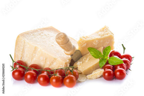Queso parmesano o parmigiano reggiano con tomates cherry y albahaca para la comida aislado sobre un fondo blanco