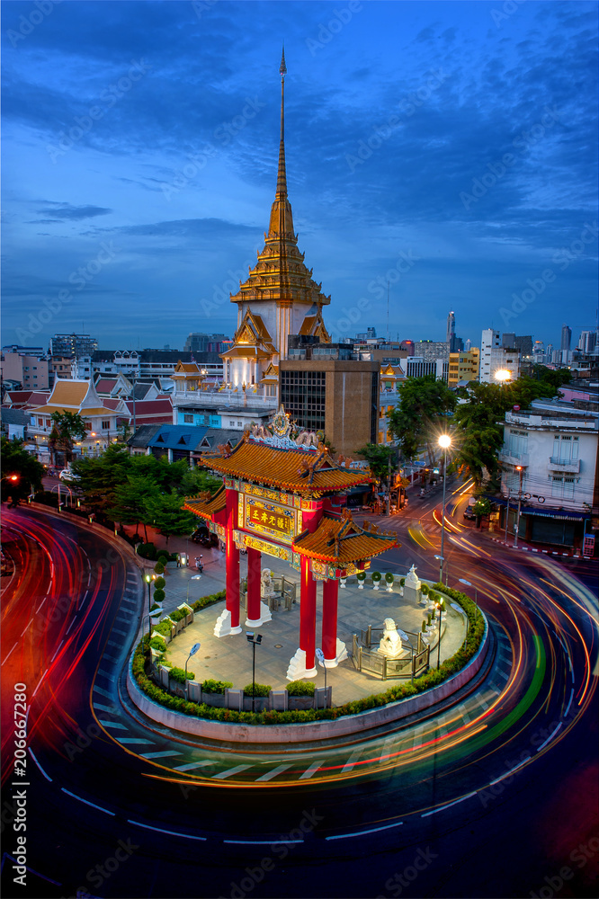 Fototapeta premium The Gateway Arch (Odeon Circle) and Golden Buddha Temple, Landmark of Chinatown Bangkok Thailand