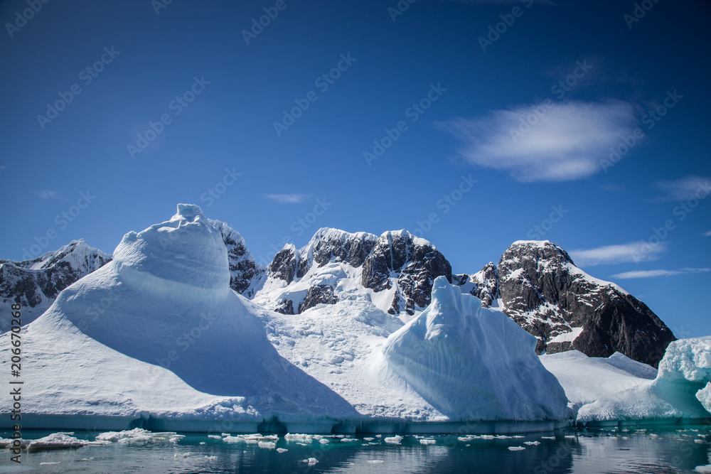 Fotografie Reflecting iceberg in Antarctica