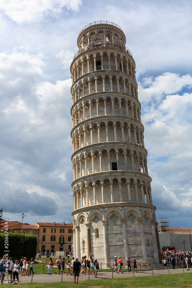 Piazza dei Miracoli mit dem schiefen Turm von Pisa, Toskana, Italien